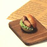 【ミニチュアフード】ロールパンサンドイッチ　カツ