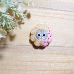ネコの刺繍ブローチ  〜donut cat〜