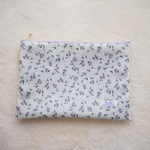 LIBERTY　Floating Flora　フローティング・フローラ　J19C　ラベンダー系　B5サイズ　ポケット付きビニコのフラットポーチ　26×18センチ