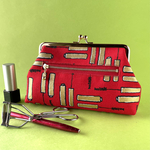 スリムタイプ キラキララメの可愛いマスカラ柄（赤） ファスナーポケット付き がま口ポーチ　化粧ポーチ プチギフト など