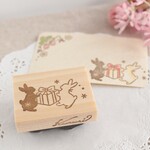 プレゼントを運ぶ白黒うさぎスタンプ