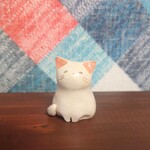 ちょこんと座った白にゃんこ