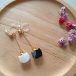 揺れる白黒猫のノンホールピアス * イヤリング