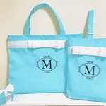 オリジナルのイニシャル刺繍が入るティファニーブルーのレッスンバッグ＆シューズ袋