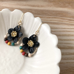 彩りウッドビーズと黒花ピアス　[カラフル　ウッド　花　ブラック]