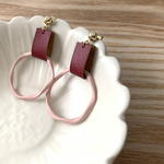 くすみピンクのリングピアス