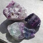 天然石 3個セット フローライト(アメリカ産)合計約142g 大きめラフロック原石穴なし蛍石マルチカラー鉱石アクセサリー鉱物テラリウム素材[flu-210216-04]