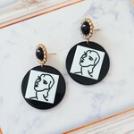 レトロな女性のモノクロピアス