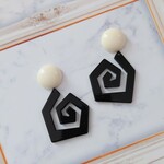 黒いうずまきピアス