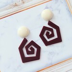 ワインレッドのうずまきピアス