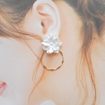 ホワイトフラワー×アンティークリングの上品イヤリング/ピアス✨2Way・春・夏 ・大人可愛い・ホワイト・花・フラワー・揺れる ゆらゆら