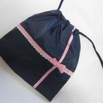 大きい巾着袋　　ナイロンタイプ　　紺×ピンクリボンレース