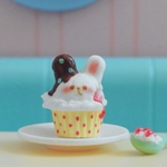 ⑥イエロー「うさぎさんのとろりん苺ソースカップケーキ」ミニチュア小物やストラップ・フックピアスに