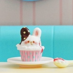 ④ピンク「うさぎさんのとろりん苺ソースカップケーキ」ミニチュア小物やストラップ・フックピアスに