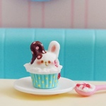 ブルー「うさぎさんのとろりん苺ソースカップケーキ」ミニチュア小物やストラップ・フックピアスに