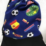 給食袋　★ネイビー&ブラック切り替え★片ひも★ 入園、入学、新学期　　巾着袋　大きめ　★サッカーボール&国旗柄★