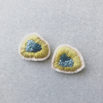 ash green×mustard刺繍ピアス