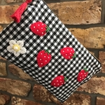 苺の刺繍ファスナーポーチ♪（黒チェック）