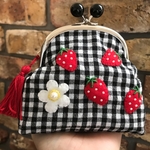 苺の刺繍がま口ポーチ♪（黒チェック）