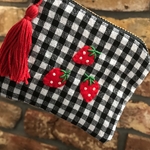 苺の刺繍ミニミニファスナーポーチ♪