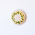小さなミモザのリース　刺繍リネンブローチ