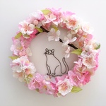お花見を楽しむのんびり猫の桜リース