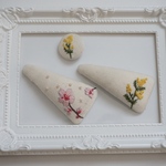 《春の花刺繍》＊ミモザ＊　三角ぱっちんピン&くるみボタンヘアゴムのセット
