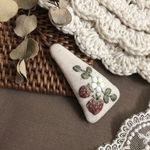 刺繍✴︎いちごのパッチンピン✴︎S