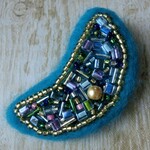 ブルームーンのブローチ　羊毛フェルト・ビーズ刺繍