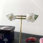コロンと可愛い椿ピアス/イヤリング　-白-