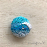 オフショアの風を感じる青い波の手刺繍バッジ