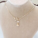 メタルフラワーパールとスワロパール4（14色）と白い小花（勿忘草）♡華奢なチェーンネックレス（9サイズ）♪～とにかく便利なスライドボール採用♪ ～チョーカーから超ロングまで幅広く対応♪