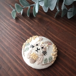 【ブローチorヘアゴムorパッチンピン】うさぎ刺繍　ミルク