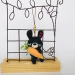 にんじん大好き！うさぎさん　黒色　羊毛フェルトストラップ