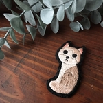 薄いベージュの猫ちゃん ぺたんこ刺繍ブローチ 