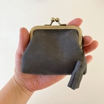 送料込み　レザーがま口財布　内張りスリーピングローズ　タッセル付き