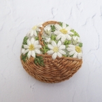 【マーガレットの花かご】リネン刺繍のブローチ