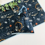 簡単ループ スモーキーブルー 太陽系 宇宙柄  40×60ランチョンマット＆巾着袋 給食セット 英字 カッコいい 土星 地球 高学年まで 青色縁どり ランドセルフック