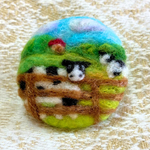 牧場   羊毛フェルトのブローチ
