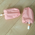 ❤【キッズ用 アームカバー・サーモンピンク（防水加工布）】ずり落ち防止クリップ付き💖水色・お砂場遊びで大活躍🎵もちろんお料理でも💖袖が濡れない・キッズ便利グッズ・アイテムです💖＼(^