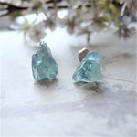 グレーシャー・ブルーの氷塊ピアス