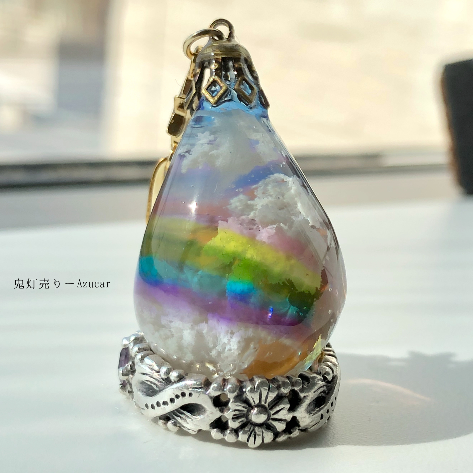 薄明の空　虹と雲レジンの蓄光ドロップオルゴナイトネックレス★ 薄明の空 虹と雲レジンの蓄光オルゴナイトドロップネックレス