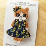 [春]ミモザのワンピース姿猫ちゃんのブローチ