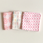 SALE価格ハーフサイズ♡ミニハンカチ3枚セット♡いちご、花柄、リボンちょうちよ