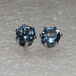 ロンドンブルートパーズスタッドピアス