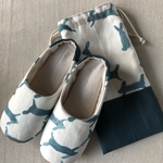 ルームシューズ  収納袋付　Ｌサイズミナペルホネン    run run run