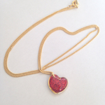 小さな赤いハートのネックレス