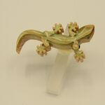 トカゲさん　ひのきのブローチ