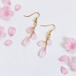 揺れる桜の花びら ピアス/イヤリング