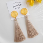 ミモザ色カボション×ロングベージュタッセルの上品ピアス/イヤリング🌼（春・夏・イエロー・ミモザ・花・フラワー・ベージュ・ナチュラル・シンプル・大ぶり・大人可愛い・揺れる ゆらゆら）